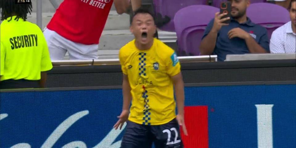 35岁中国名将闪耀世俱杯！角球直接轰门惊吓拜仁门神，与穆勒热聊