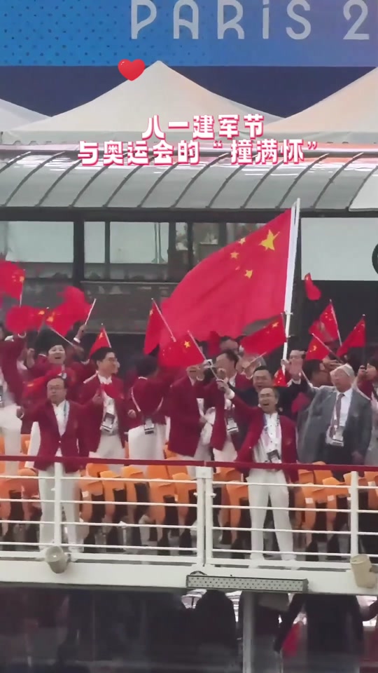 开云体育网站-队员们挥汗拼搏，场上激烈较量令人期待