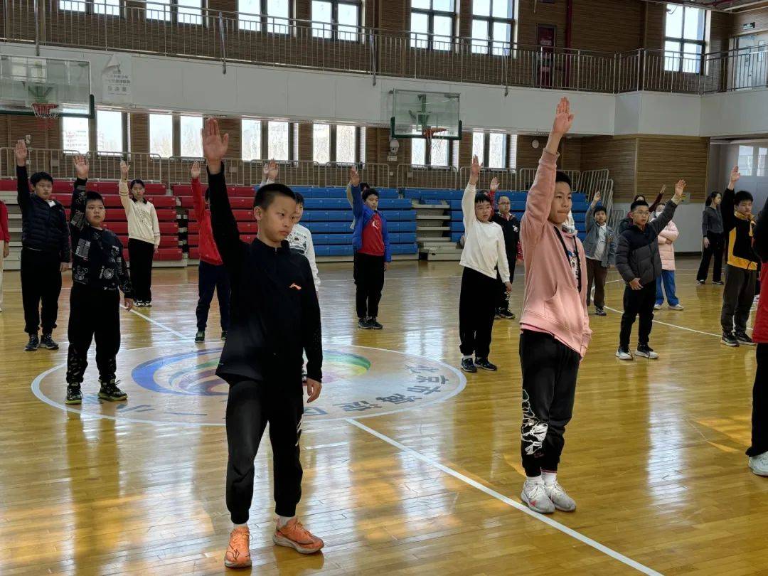 开云体育官网-非洲篮球对抗赛场上掀起热潮，精彩纷呈